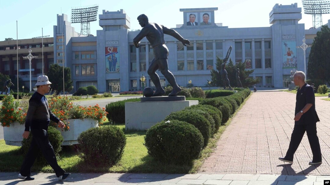 24일 북한 평양의 김일성 경기장 앞 거리를 북한 주민들이 걷고 있다.