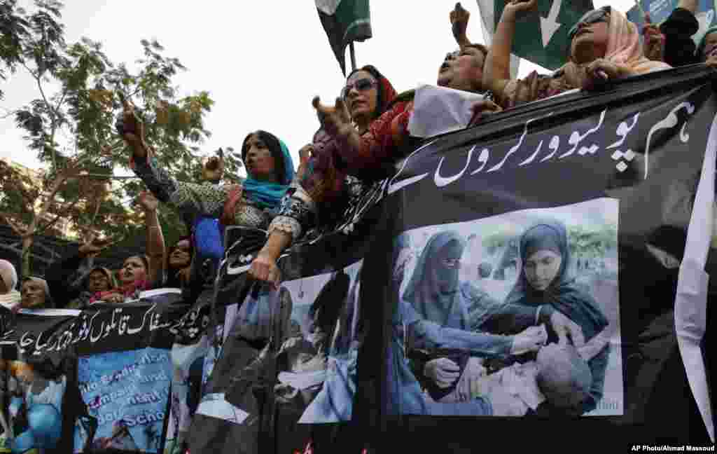 Supporters of Pakistan's People's Party rally to condemn killings of polio workers, in Karachi, Jan. 22, 2014.