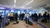 Migran dari Irak antre mendaftar penerbangan khusus ke Irak di Bandara Nasional di luar Minsk, Belarus, Kamis, 18 November 2021. (Andrey Pokumeiko/BelTA via AP)