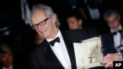 Director Ken Loach poses for photographers with the Palme d'Or for his film "I, Daniel Blake" during the photo call following the awards ceremony at the 69th international film festival, Cannes, southern France, May 22, 2016.