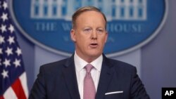 Juru bicara Gedung Putih yang baru, Sean Spicer mengadakan jumpa pers resmi yang pertama hari Senin (23/1).