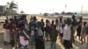 Famílias afectadas pela fome em Benguela à procura de comida na estrada, Angola ( foto de arquivo)