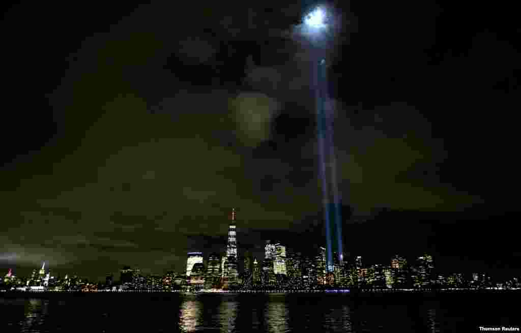 9.11 테러 19주년을 맞아 미국 뉴욕 맨해튼에 희생자들을 추모하는 두 줄기 불빛이 밤하늘을 밝히고 있다.