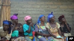 Wanawake Kivu Kusini wakisubiri huduma za matibabu. Sehemu nyingi za DRC wanawake wanakabiliwa na hatari ya kubakwa.