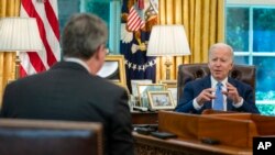 Američki predsednik Džo Bajden razgovara sa novinarom Asošijeted presa u Ovalnoj kancelariji u Beloj kući 16. juna 2022.