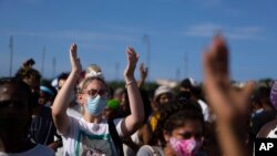 Demonstran anti-pemerintah berkumpul dalam aksi protes terhadap sejumlah situasi sulit yang melanda Kuba, dalam aksi yang berlangsung di monumen Maximo Gomez di Havana, Kuba, pada 11 Juli 2021. (Foto: AP/Eliana Aponte)