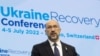 데니스 쉬미할 우크라이나 총리가 4일 스위스 루가노에서 개막한 '우크라이나 재건회의(Ukraine Recovery Conference-URC 2022)'에서 연설하고 있다.