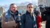 César De Castro, centro, abogado de Genaro García Luna, exfuncionario de seguridad de México, rodeado de reporteros cuando sale de la corte federal en Brooklyn, Nueva York, el 21 de enero de 2020.