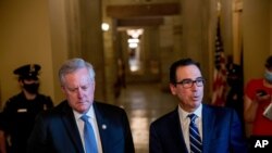 El secretario del Tesoro de Estados Unidos, Steven Mnuchin (derecha) y el jefe de Gabinete de la Casa Blanca, Mark Meadows (izquierda), hablan con la prensa después de una reunión en el Senado el martes 4 de agosto de 2020.