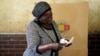 Le président zimbabwéen est élu à la majorité absolue, si aucun candidat ne remporte 50% des voix plus une, un second tour est organisé.