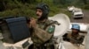 Les soldats de la Monusco patrouillent le long de la principale route d'accès au parc national Kahuzi-Biega dans la province du Sud Kivu, RDC, le 27 septembre 2005