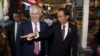 Presiden Joko Widodo (kanan) menjelaskan kepada tamunya, PM Australia Malcolm Turnbull saat mengunjungi Pasar Tanah Abang, Kamis (12/11).