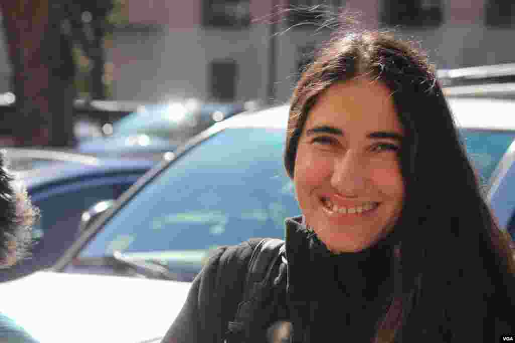 Con una gran sonrisa llegó Yoani Sánchez a la Voz de América, el miércoles 20 de marzo, 2013.