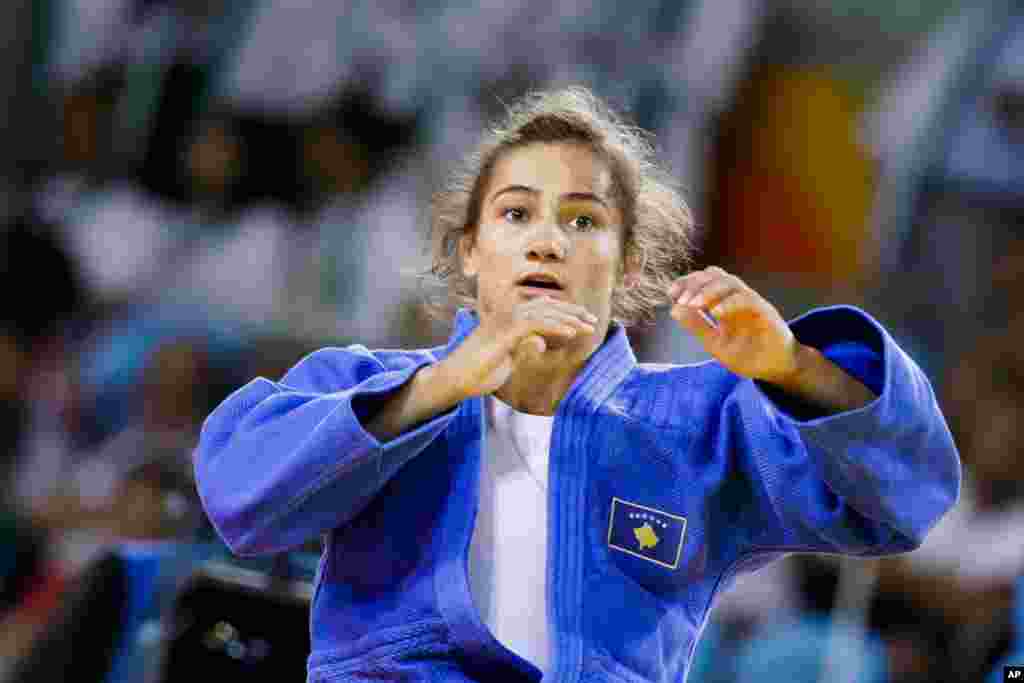 Majlinda Kelmendi wa Kosovo baada ya kushinda medal ya dhahabu katika judo. 