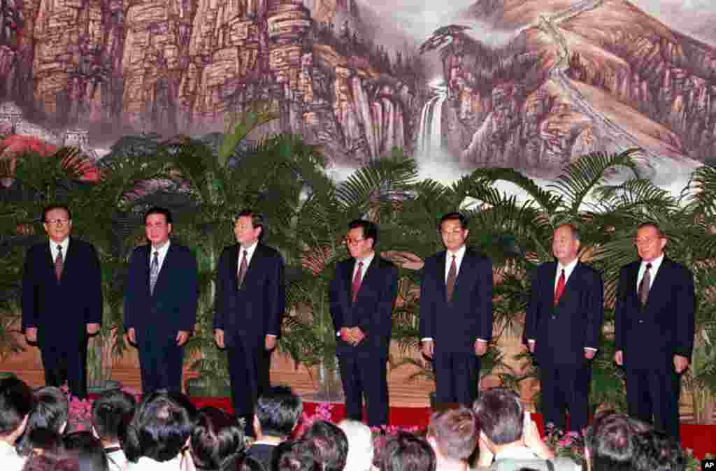 1997年9月19日,中共15大政治局常委亮相。左起:总书记江泽民,国务院总理李鹏,国务院副总理朱镕基,政协主席李瑞环,书记处负责人胡锦涛,中纪委书记尉健行,副总理李岚清。当时从排名顺序上看,李鹏将出任人大常委会委员长,朱镕基将出任国务院总理,后来确实如此。