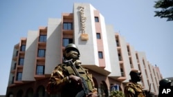 Tight security surrounds Malian President Ibrahim Boubacar Keita as he visits the Radisson Blu hotel in Bamako, Mali, Nov. 21, 2015. 