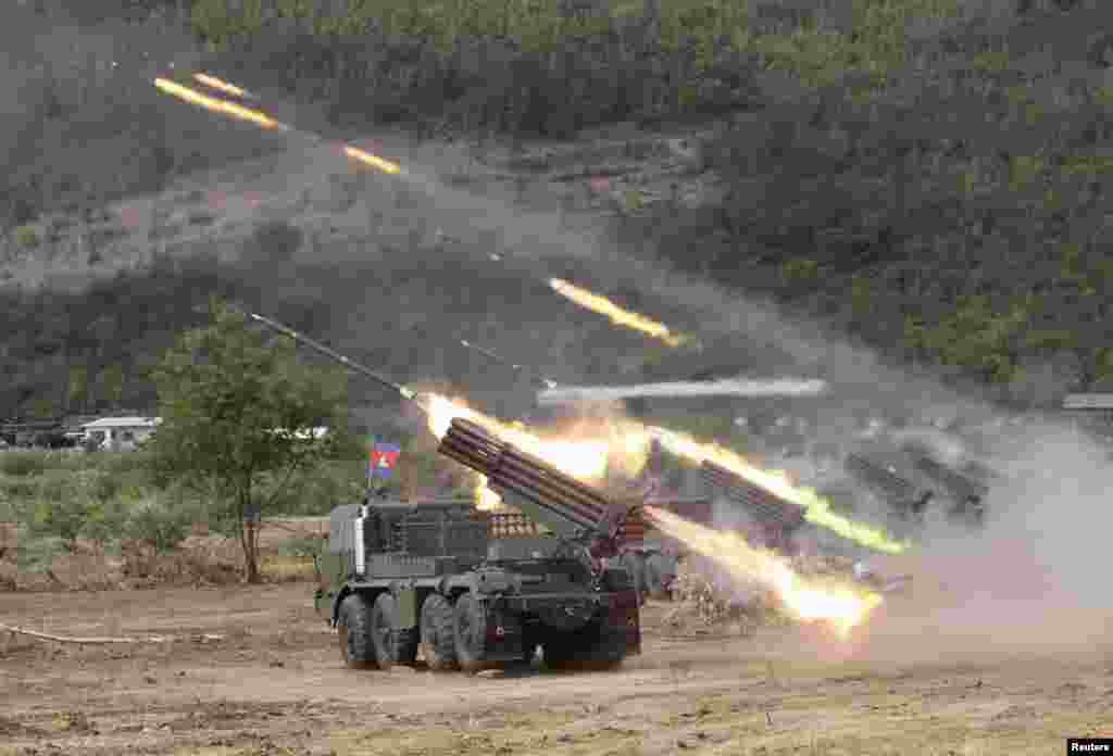 Tentara Kamboja menembakkan peluncur roket BM-21, dalam latihan militer di sebuah pangkalan militer di provinsi Kampong Speu, Kamboja.