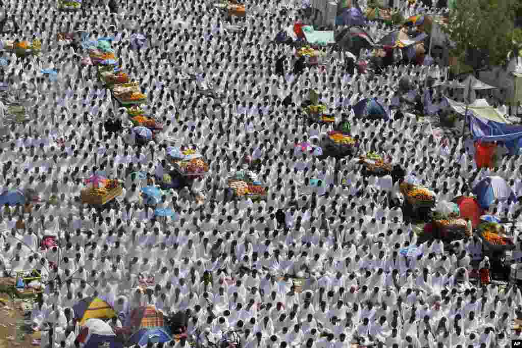 Para jamaah Haji berdoa di Padang Arafah, dekat kota suci Mekkah, Arab Saudi.