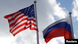 Bendera Rusia dan AS berkibar di dekat pabrik Ford Sollers, perusahaan patungan produsen mobil AS Ford dengan mitra Rusia, di Vsevolozhsk, Wilayah Leningrad, Rusia, 27 Maret 2019. (Foto: REUTERS/Anton Vaganov)