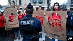 Članovi Reportera bez granica drže portrete zatvorenih turskih novinara tokom demonstracija ispred turske ambasade, u Parizu, Francuska, 5. januara 2018.