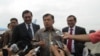 Wapres Jusuf Kalla (tengah) di bandara Halim Perdanakusuma, Jakarta, Minggu 29 November 2015 mengatakan Revisi UU KPK sudah digagas sejak lama. (Foto:VOA/Andylala)