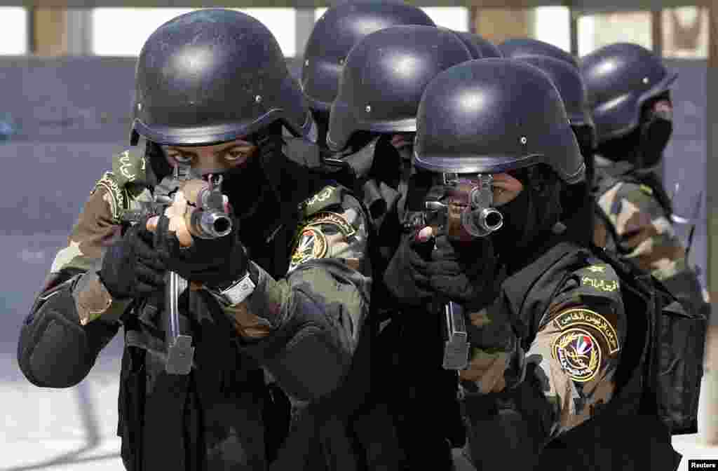 Female members of the Palestinian presidential guard take part in a training session in the West Bank city of Jericho, April 6, 2014.