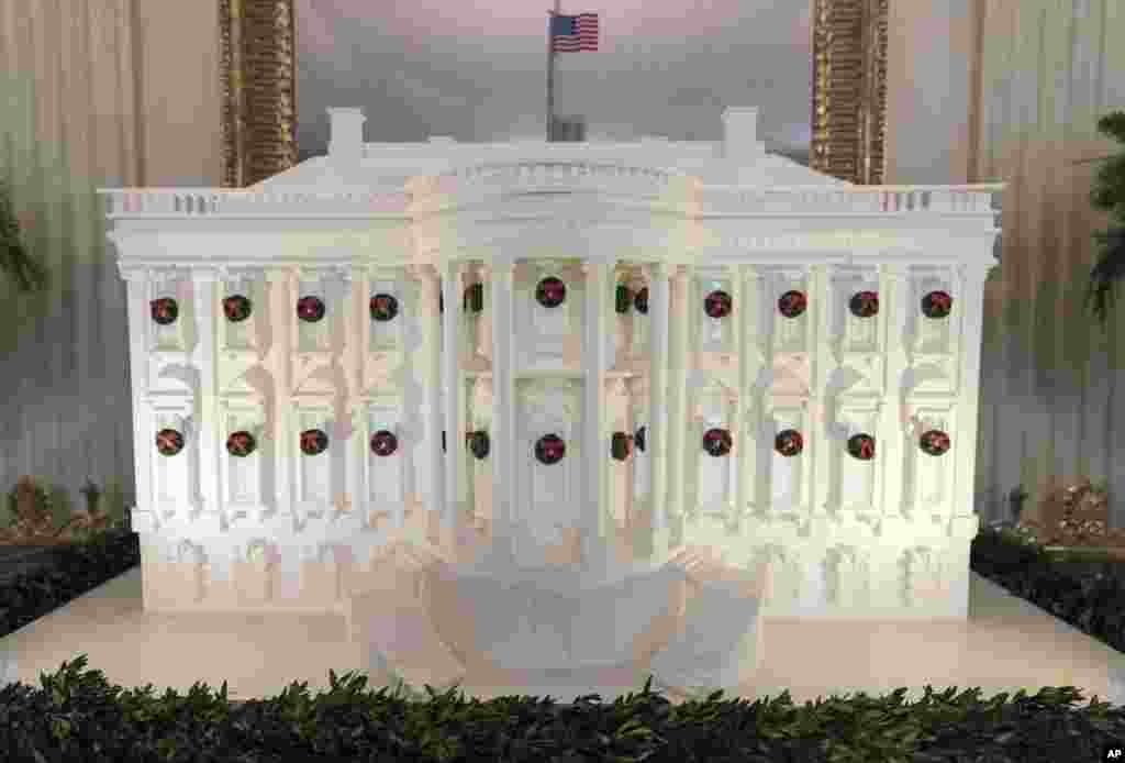 La Casa Blanca hecha de pan de jengibre se ve en medio de las decoraciones navideñas de 2017 en la Casa Blanca.
