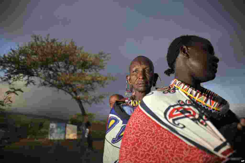 Perempuan dari suku Masaai antre untuk mencoblos dalam pemilihan umum di Kumpa, Kenya. (AP/Ricardo Gangale) 