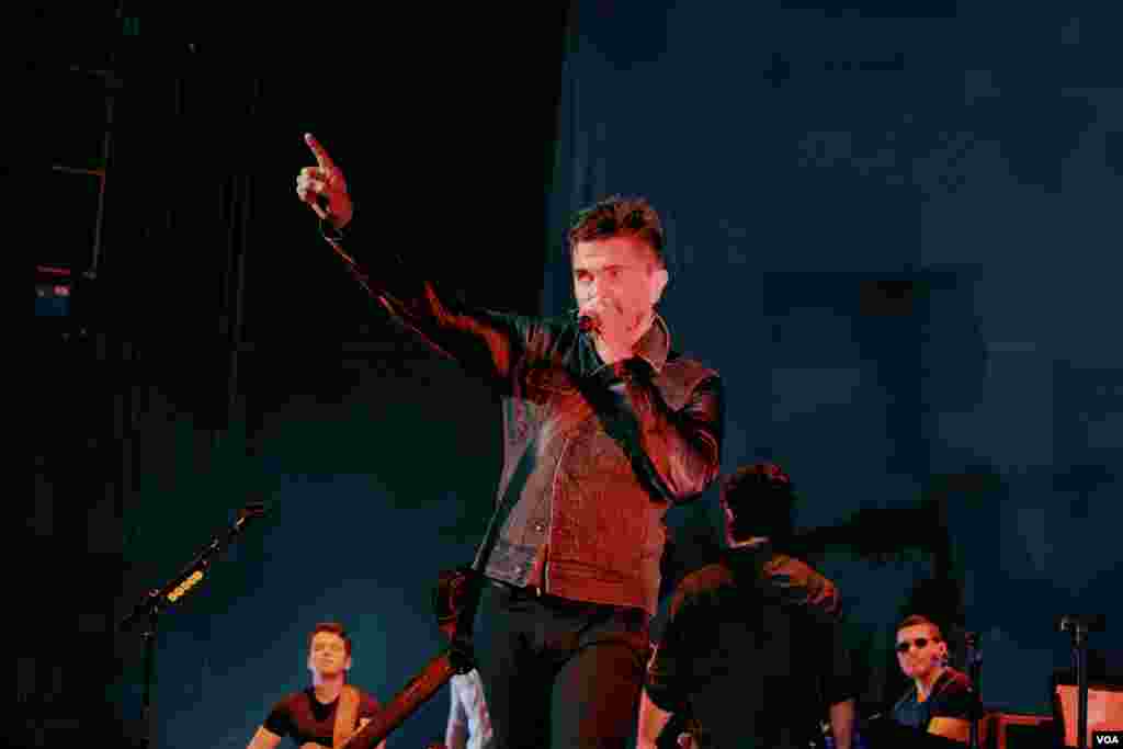 La fuerza de Juanes hizo que la audiencia no pudiera evitar mantenerse en movimiento durante todo el concierto.