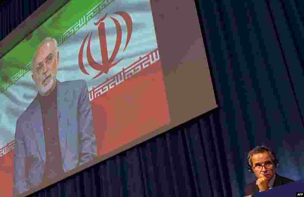 오스트리아 빈에서 개막한 제64차 국제원자력기구(IAEA) 총회에서 라파엘 그로시 IAEA 사무총장이 모하마드 자바드 자리프 이란 외무장관의 화상 발언을 듣고 있다.