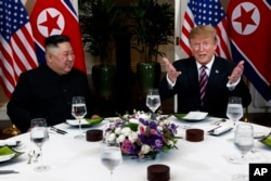 Trump i Kim za vrijeme večere u sklopu samita koji se održava u Vijetnamu, 27. februar 2019.