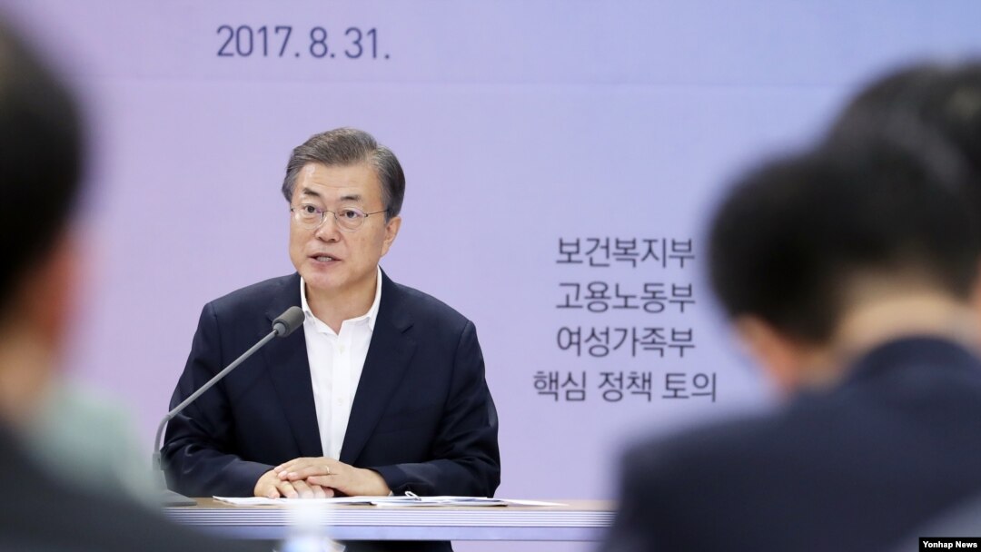 문재인 대통령이 31일 정부세종청사에서 '보건복지부· 고용노동부· 여성가족부 핵심정책 토의'를 주재하고 있다.