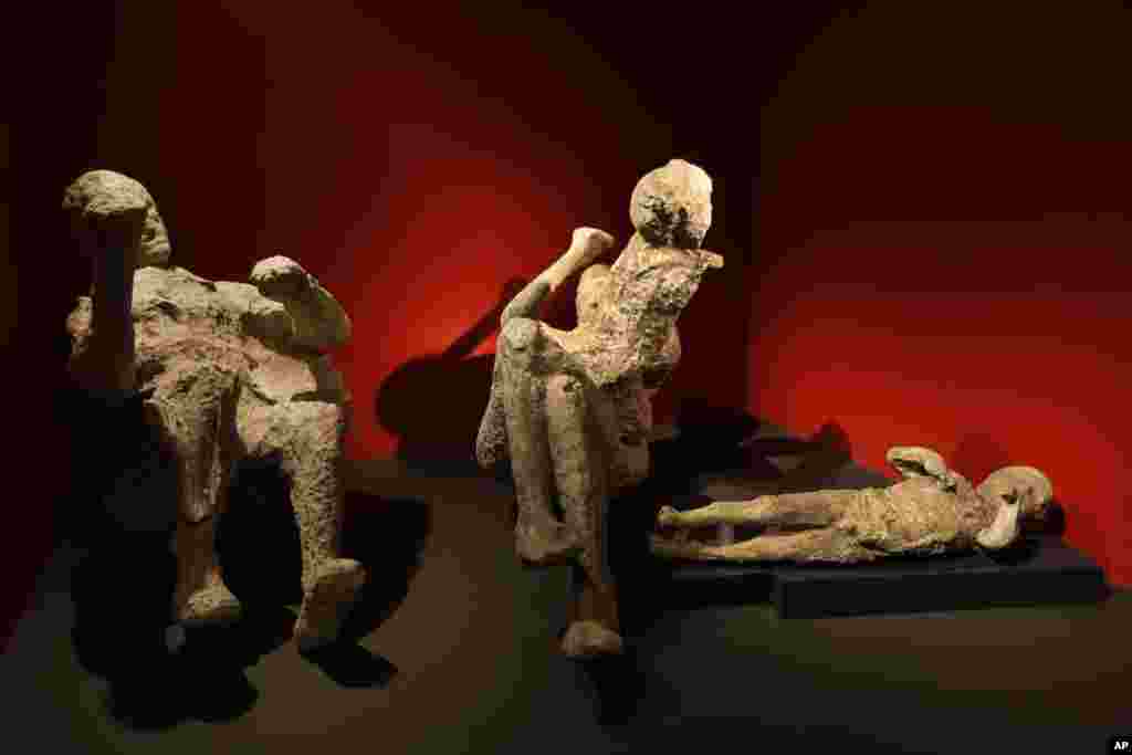 Patung jenazah sebuah keluarga yang terdiri dari dua orang dewasa dan dua anak dipamerkan dalam sebuah ruangan Pompeii. Pameran ini berjudul 'Hidup dan Mati Pompeii dan Herculaneum' diadakan di British Museum di pusat kota London.