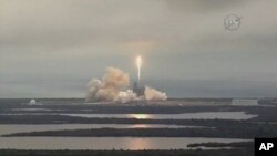 En esta imagen de la NASA TV, el cohete SpaceX Falcon se lanza desde el Centro Espacial Kennedy en Florida el domingo 19 de febrero de 2017. Está transportando una carga de suministros para la Estación Espacial Internacional.
