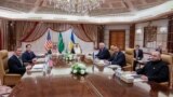  Госсекретарь Марко Рубио (второй слева), советник по нацбезопасности Майк Уолтц (слева), министр иностранных дел Украины Андрей Сибига (третий справа), глава администрации президента Украины Андрей Ермак (второй справа) и министр обороны Украины Рустем Умеров (справа) 