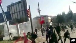 Ảnh trích từ video cho thấy nhân viên an ninh Syria đánh đập các sinh viên Đại học Aleppo trong một cuộc biểu tình trong khuôn viên trường hôm 17/5/12