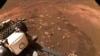 “毅力”号火星车2021年3月4日首次在火星上行驶（照片由美国国家航空航天局提供）。