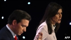 La ex embajadora de Estados Unidos ante la ONU, Nikki Haley, habla mientras el gobernador de Florida, Ron DeSantis, mira hacia abajo durante el quinto debate primario presidencial republicano en la Universidad Drake en Des Moines, Iowa, el 10 de enero de 2024.