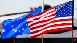 Bandeiras da União Europeia e dos Estados Unidos
