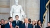Избранный президент Дональд Трамп в Ротонде Капитолия. Слева от него – Бэррон Трамп и избранный вице-президент Джей Ди Вэнс. Вашингтон, 20 января 2025 г. 
