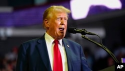 ARCHIVO - El virtual candidato presidencial republicano, el expresidente Donald Trump, habla en un mitin de campaña, el 22 de junio de 2024, en la Universidad de Temple, en Filadelfia. 