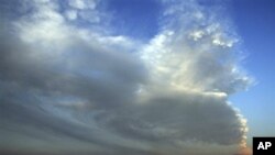 Chất khí và các mảnh đá nóng phun lên từ núi lửa Popocatepetl. Các thị trấn nằm dọc theo sườn núi bị phủ dướí lóp tro bụi