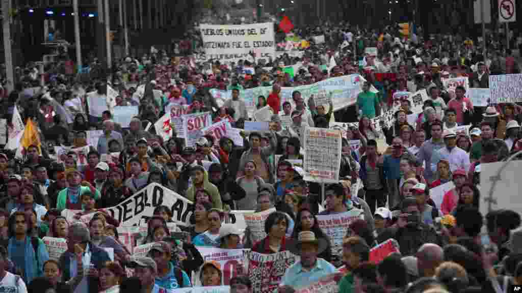 Puluhan ribu demonstran berbaris di jalanan Mexico City, memprotes pemerintah atas hilangnya 43 mahasiswa di negara bagian Guerrero (5/11). (AP/Marco Ugarte)