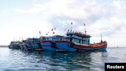Tàu cá của ngư dân Việt Nam neo đậu gần đảo Lý Sơn, tỉnh Quảng Ngãi.