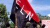 En esta fotografía de archivo del 12 de octubre de 1998, miembros del Ejército de Liberación Nacional (ELN) izan su bandera en San Francisco, una región montañosa del norte de Colombia.