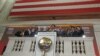 Perusahaan Indonesia membuka pasar bursa saham New York dengan tradisi membunyikan lonceng. (Foto: VOA/Naratama Rukmananda)