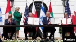عبداللطیف الزیانی وزیر خارجه بحرین، بنجامین نتانیاهو نخست وزیر اسرائیل، دونالد ترامپ رئیس جمهوری پیشین آمریکا، و عبدالله بن زاید وزیر خارجه امارات متحده عربی، در مراسم امضای «پیمان ابراهیم» در کاخ سفید. ۱۵ سپتامبر ۲۰۲۰