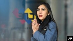 La entonces rectora del Consejo Nacional Electoral, Gladys Gutiérrez, saluda a la prensa en la sede del poder comicial en Caracas, en junio de 2020.