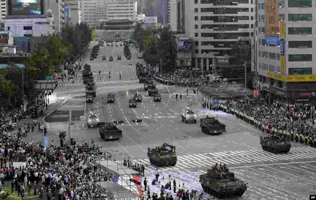 Parade kendaraan lapis baja di jalan. (AP/Lee Jin-man)