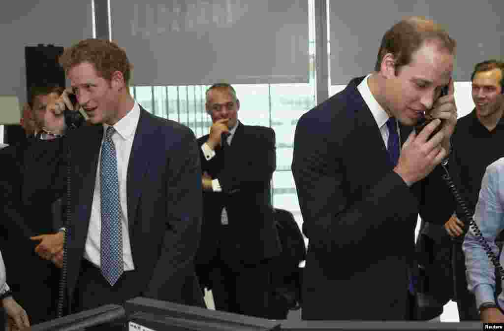 Hai thái tử Anh Harry và William trong lễ tưởng niệm được tổ chức ở London.